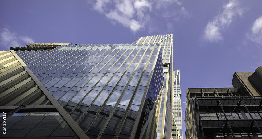 Die gezackte Glasfassade von 2 Finsbury Avenue wird durch goldfarbene Diagonalbänder gegliedert. Die Isoliergläser fertigt AGC Interpane mit Super Spacer T-Spacer SG. Bild: © Jad Sylla