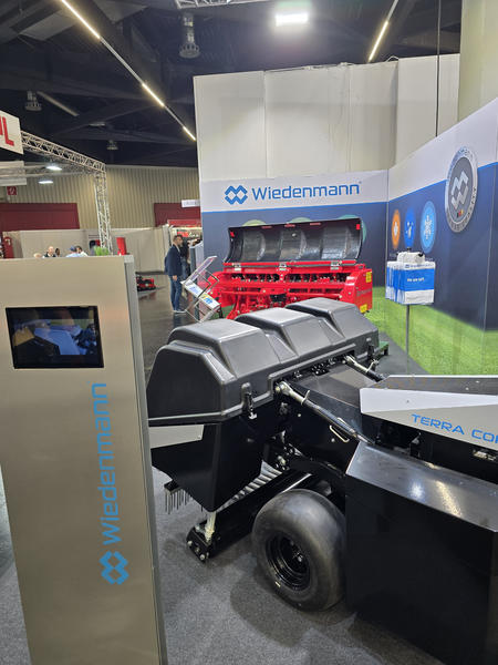 Selbstfahrender Wiedenmann Terra Core M6 am Messestand auf der GaLaBau 2026.