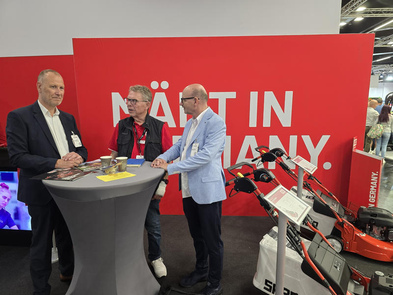 Sven Anacker, Manfred Eckermeier und Andreas Macke im Gespräch am SABO-Stand auf der GaLaBau 2026.