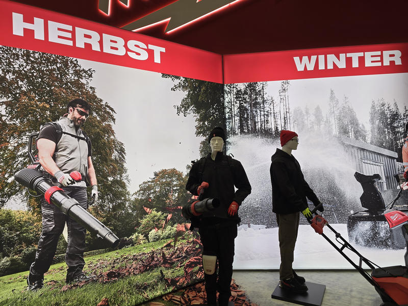 Milwaukee-Messestand mit Akkugeräten für verschiedene Arbeiten im Jahresverlauf.