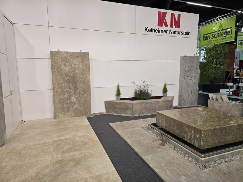 Messestand von Kelheimer Naturstein mit großformatigen Platten und Gestaltungselementen.