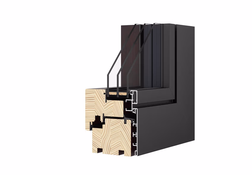 Schnitt durch ein Fensterprofil mit hellem Holz, dunkler Aluminiumverkleidung und drei Glasscheiben.