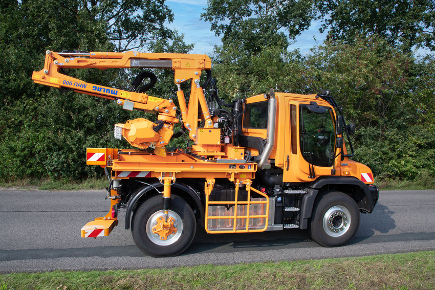 MULAG ergänzt das Basisfahrzeug um die Frontauslegerkombination MKF 600 mit Randstreifenmäher und Mähkopf MK 1200.