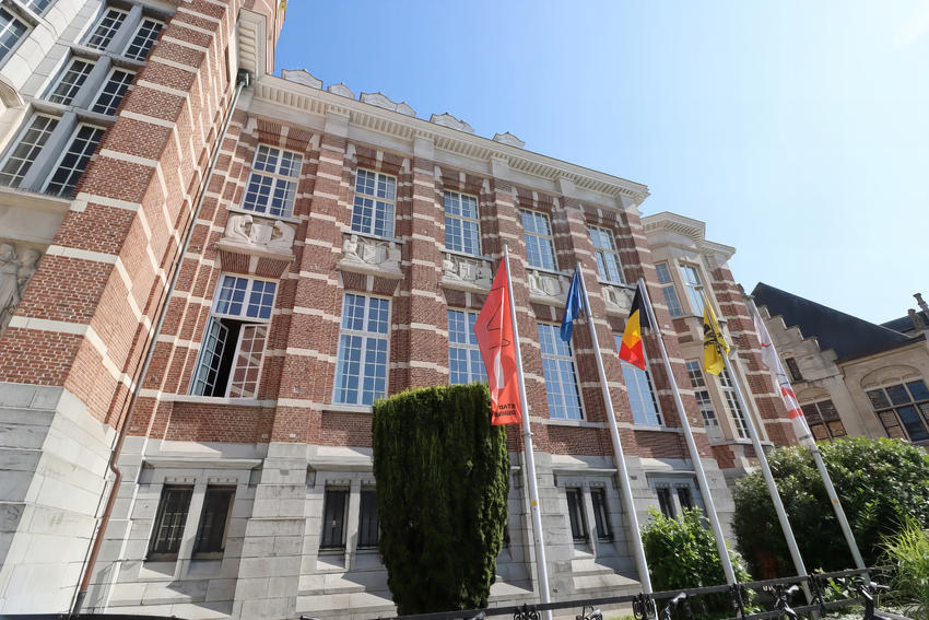 Fassade des Gerichtsgebäudes in Dendermonde mit historischen, kleinteilig gegliederten Fenstern