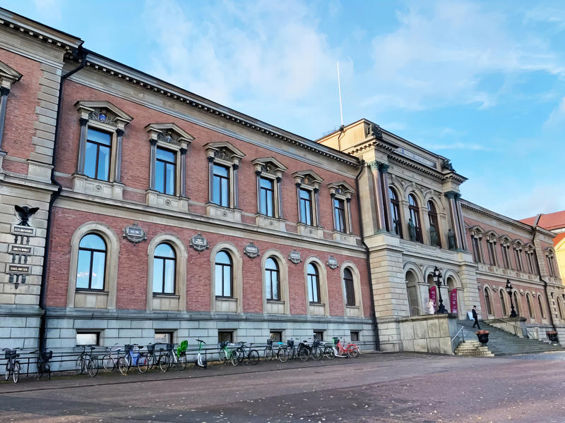 Historisches Universitätsgebäude in Uppsala mit sanierten Rundbogen- und Rechteckfenstern