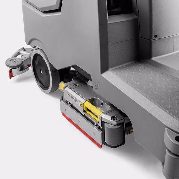 Details der Kärcher B 85 R Classic: Walzenbürstenkopf R65, übersichtlich angeordnete Bedienelemente und optionales Reinigungsmittel-Dosiersystem DOSE.