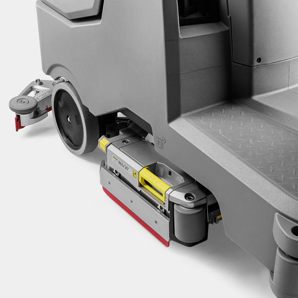 Details der Kärcher B 85 R Classic: Walzenbürstenkopf R65, übersichtlich angeordnete Bedienelemente und optionales Reinigungsmittel-Dosiersystem DOSE.