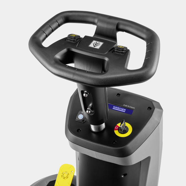 Details der Kärcher B 85 R Classic: Walzenbürstenkopf R65, übersichtlich angeordnete Bedienelemente und optionales Reinigungsmittel-Dosiersystem DOSE.