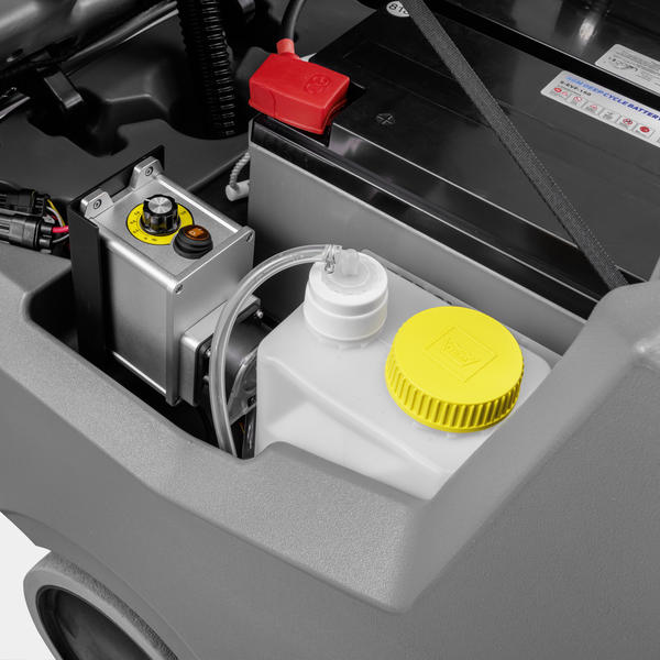 Details der Kärcher B 85 R Classic: Walzenbürstenkopf R65, übersichtlich angeordnete Bedienelemente und optionales Reinigungsmittel-Dosiersystem DOSE.