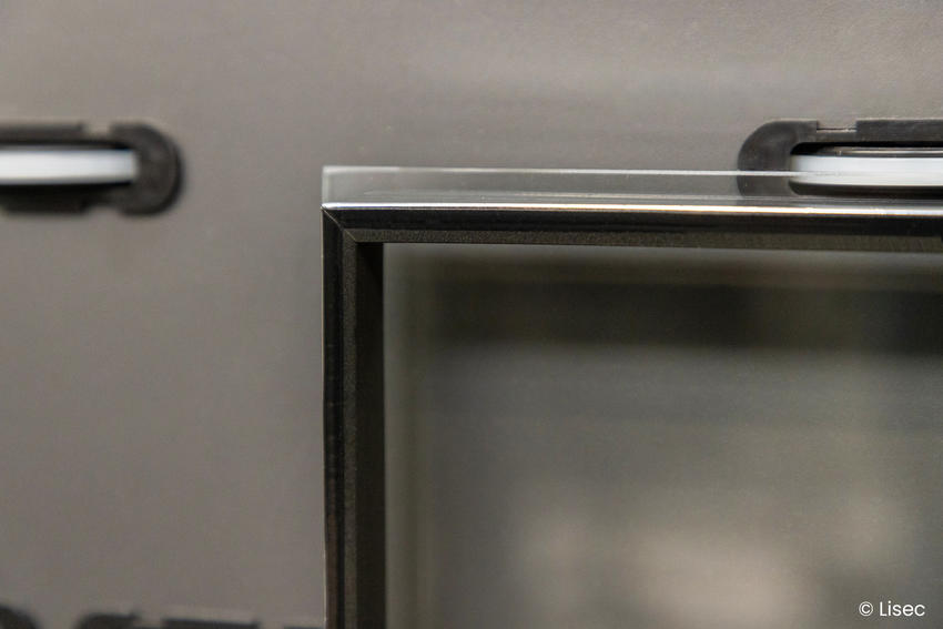 Nahaufnahme eines schwarzen Abstandhalters in der Ecke einer Glasscheibe