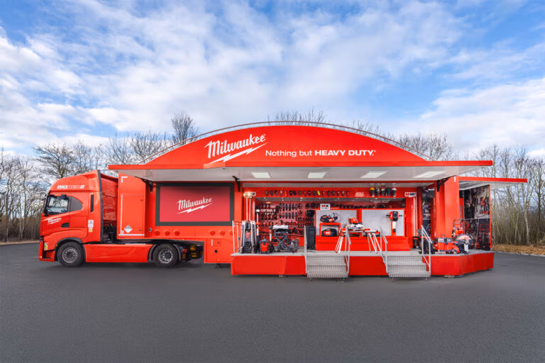 Milwaukee Big Red Truck Tour 2026 macht an 24 Stationen Halt