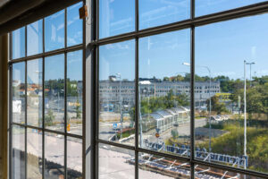 Historisches Metall-Sprossenfenster mit unregelmäßiger Glasoberfläche