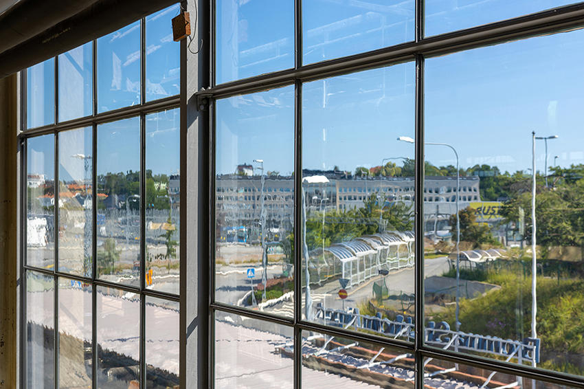 Historisches Metall-Sprossenfenster mit unregelmäßiger Glasoberfläche