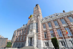 Historisches Gerichtsgebäude in Dendermonde mit hohen, gegliederten Fenstern