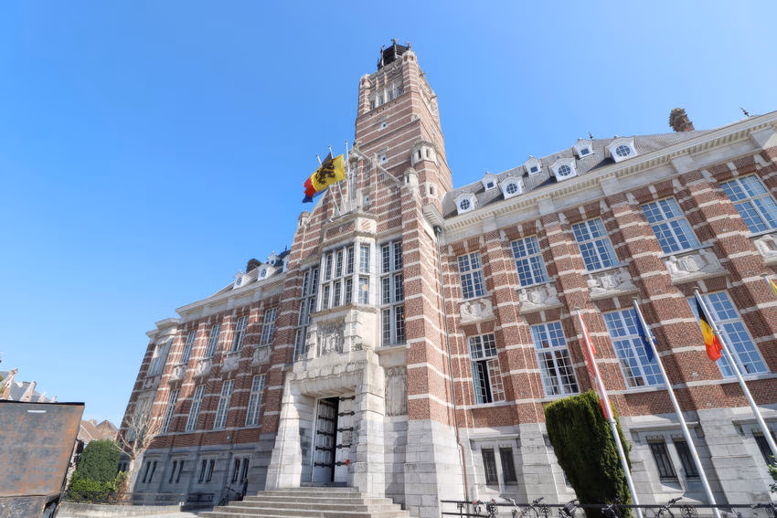 Historisches Gerichtsgebäude in Dendermonde mit hohen, gegliederten Fenstern