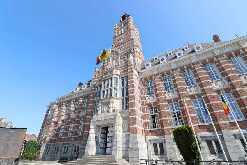 Historisches Gerichtsgebäude in Dendermonde mit hohen, gegliederten Fenstern