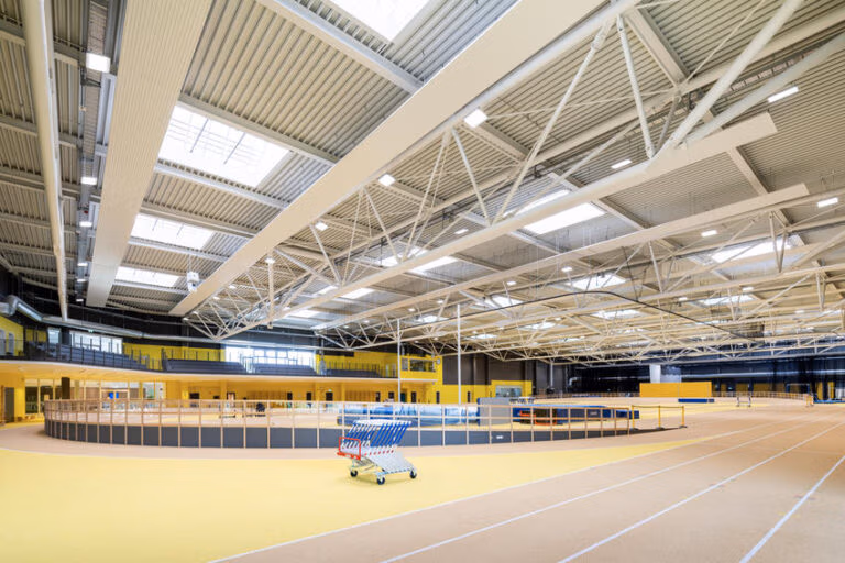 Zehnder-Webseminare zu Heizung, Kühlung und Luftreinigung in Hallen