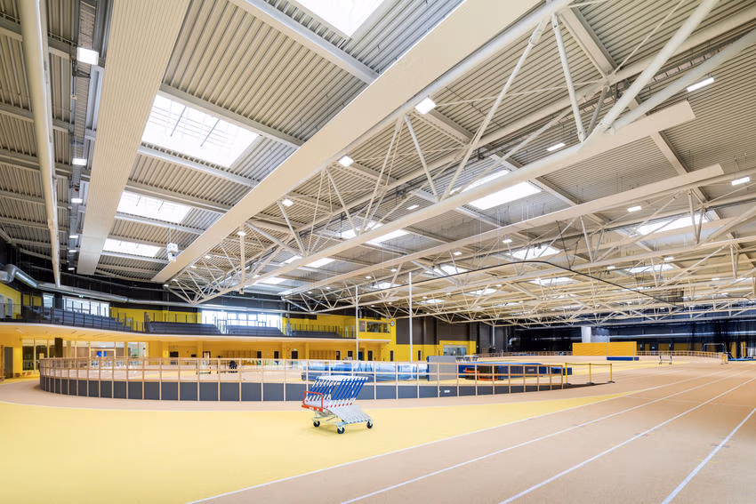 Zehnder-Deckenstrahlplatten in einer großen Sporthalle