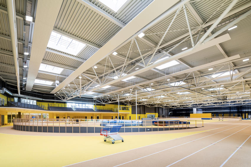 Zehnder-Deckenstrahlplatten in einer großen Sporthalle