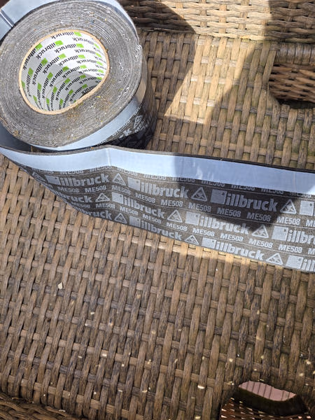 Rolle eines Anschlussbands mit dem Aufdruck illbruck ME508 auf einer geflochtenen Sitzfläche.