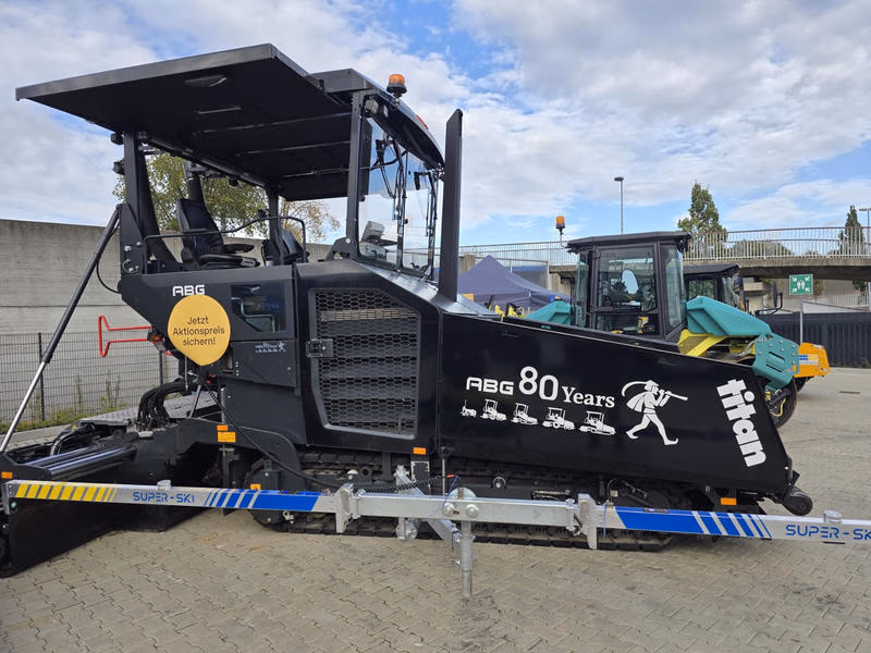 Schwarzer ABG-Asphaltfertiger mit der Aufschrift „80 Years“ auf dem Swecon-Gelände.
