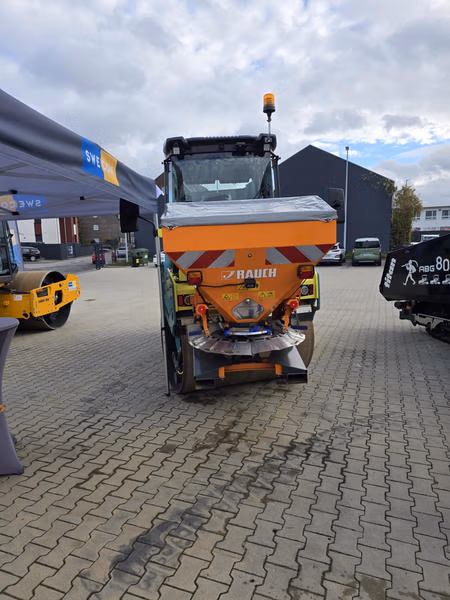 Orangefarbener RAUCH-Streuer an einer ausgestellten Maschine auf dem Swecon-Gelände.