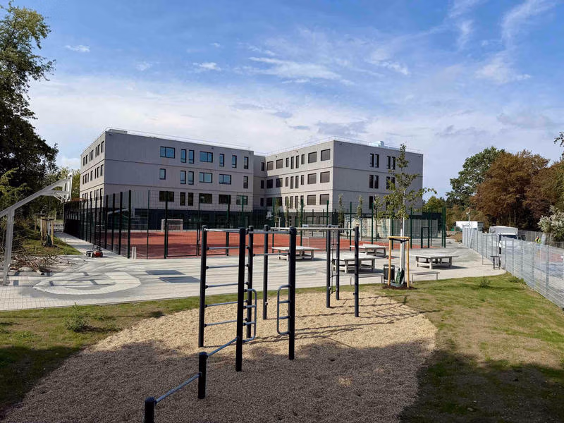 Realschule Hackenbroich mit Klettergerüst, Tischtennisplatten und Außenflächen