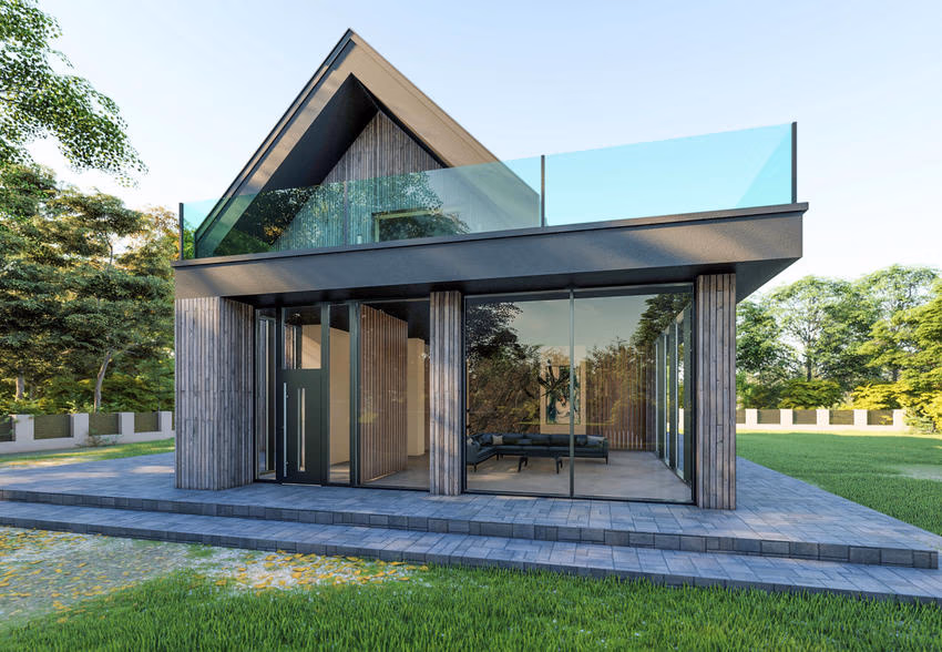 Modernes Wohnhaus mit Holzfassade, großen Glasflächen im Erdgeschoss und einem Balkon mit Glasgeländer.