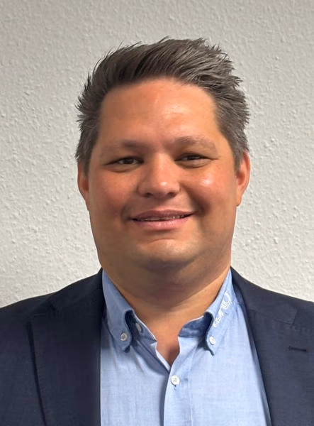 Porträt von Florian Otto, technischem Berater bei Loro, im dunklen Sakko und hellblauen Hemd.