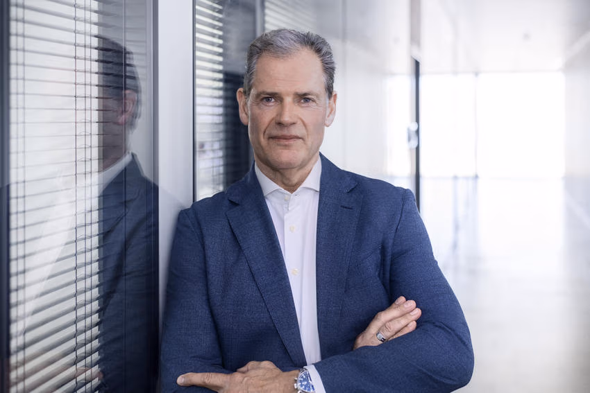Heinz-Werner Schmidt, Geschäftsführer von Stiebel Eltron, im blauen Sakko mit verschränkten Armen.