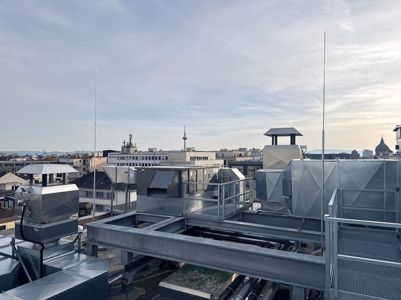 Dachanlage der Planken Lichtspiele Mannheim mit Lüftungsgeräten, Metallkanälen und Wartungsstegen.