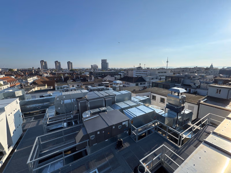 Dachanlage der Planken Lichtspiele Mannheim mit Lüftungsgeräten, Metallkanälen und Wartungsstegen.