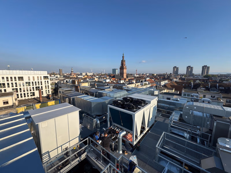 Dachanlage der Planken Lichtspiele Mannheim mit Lüftungsgeräten, Metallkanälen und Wartungsstegen.