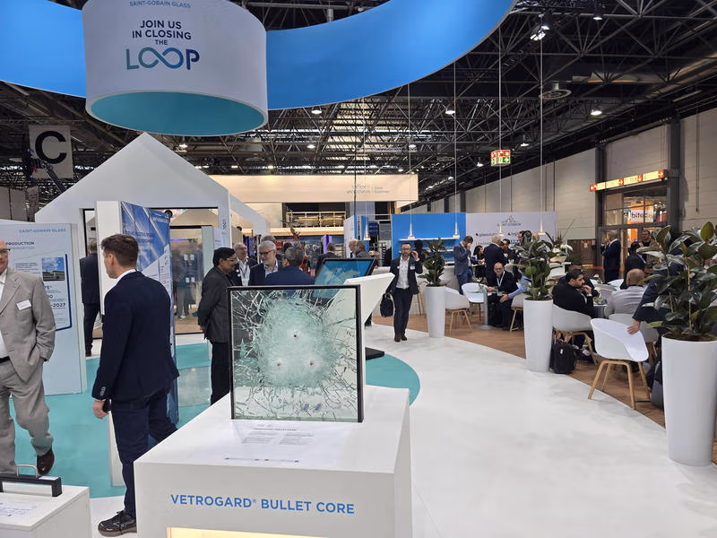 Beschossenes Glasmuster mit der Beschriftung VETROGARD Bullet Core am Saint-Gobain-Stand.