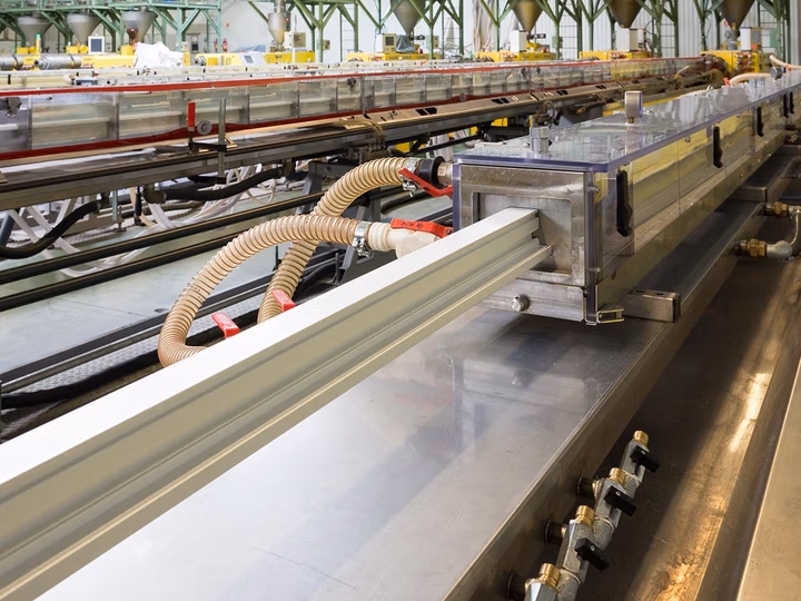 Extrusionslinie für PVC-Fensterprofile im Werk von Drutex in Bytów