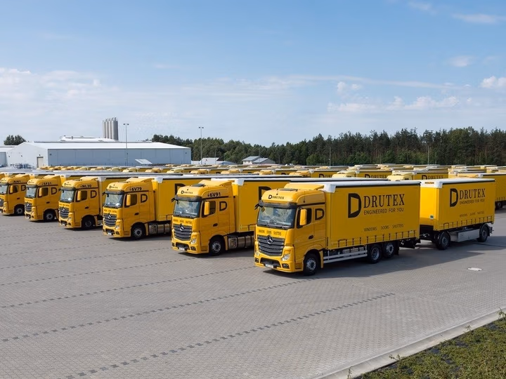 Lkw mit Anhängern von Drutex auf dem Werksgelände in Bytów