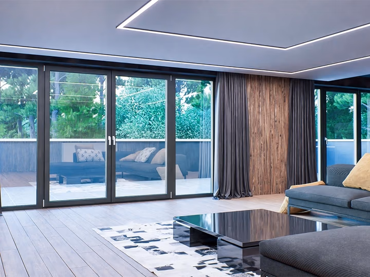 Wohnraum mit bodentiefen Fenstern aus dem PVC-System Iglo Edge von Drutex