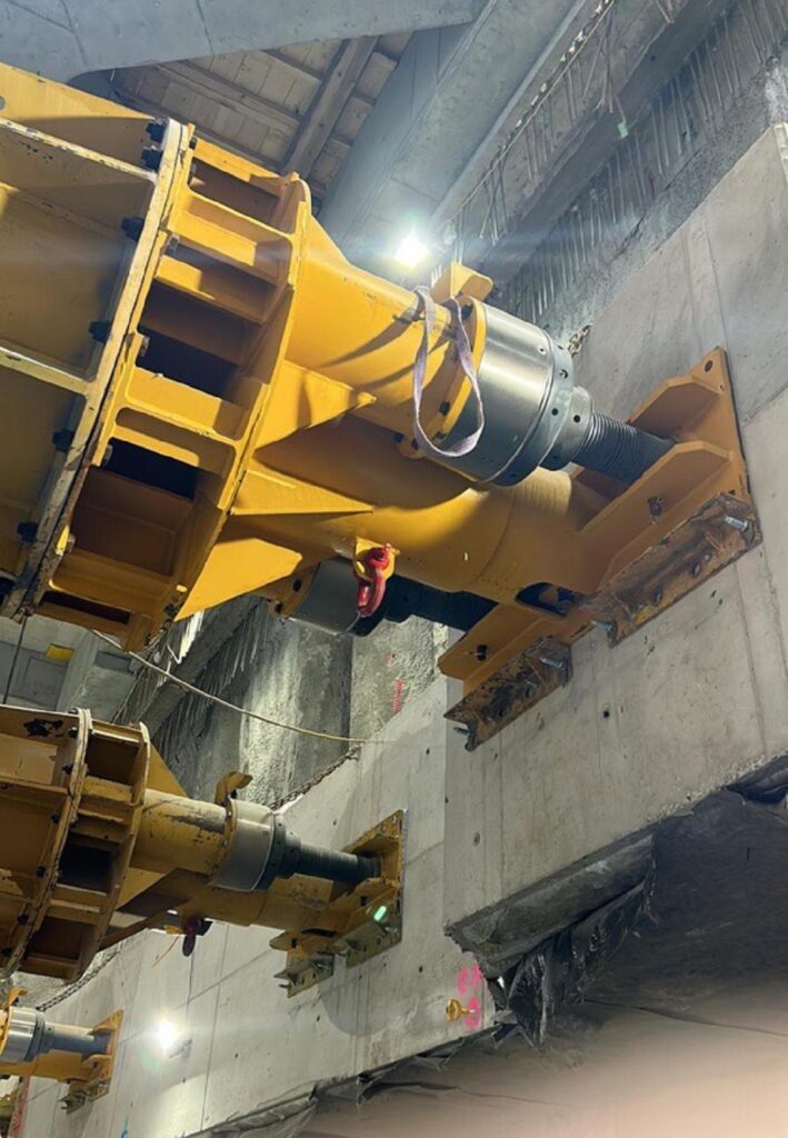 Die Vorspannung der Steifen kann durch Hydraulikmuttern im eingebauten Zustand vor Ort angepasst werden
Foto: Vp GmbH - Groundforce
