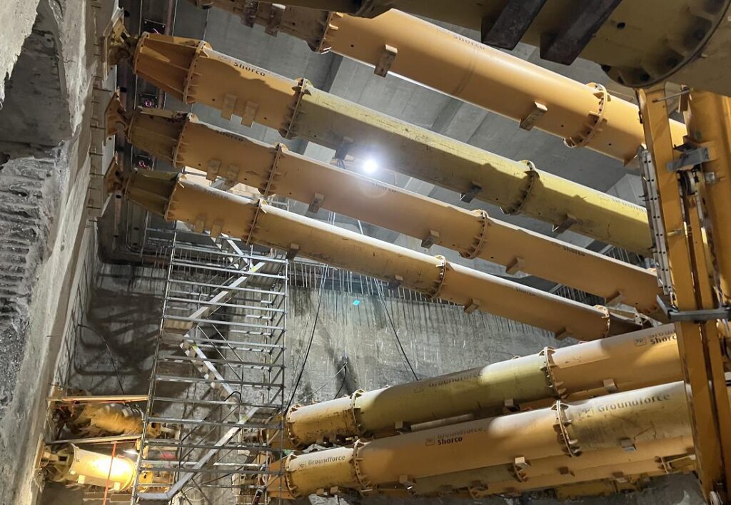 Zwölf MP750 Aussteifungen wurden zur Absicherung der 34 mal 64 Meter großen Baugrube genutzt.
Foto: Swietelsky AG
