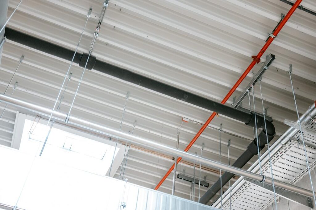 Der weite Dachüberstand bietet auch vor der Halle Schutz.