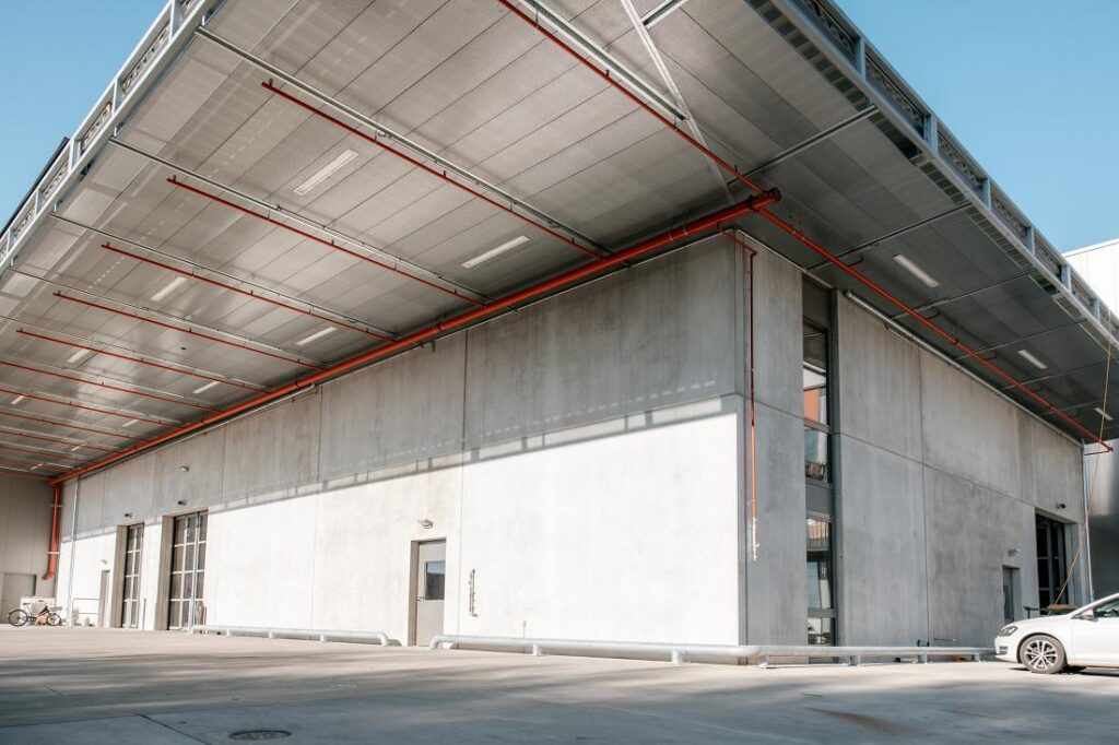 Der weite Dachüberstand bietet auch vor der Halle Schutz.