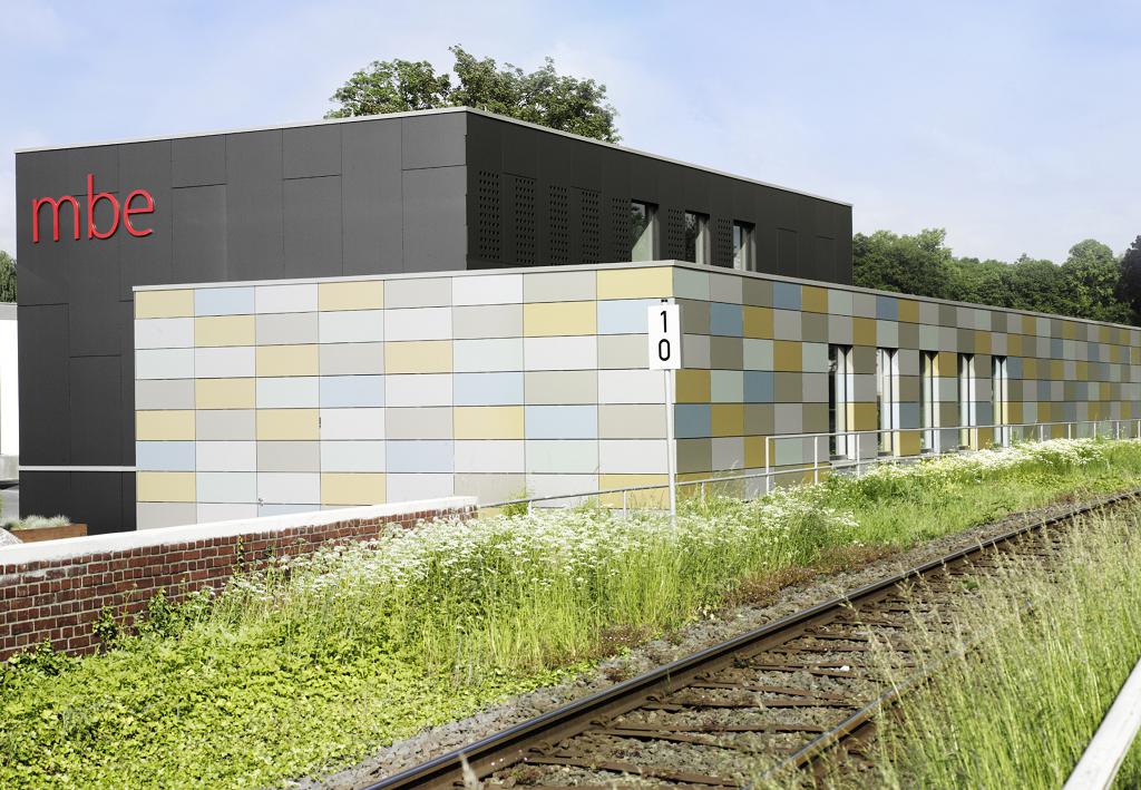 Unifarben, sämtliche Glanzgrade, changierende Farbflops sowie unterschiedliche Oberflächenstrukturen: Am Standort Menden verfügt die SFS Group Germany mit der Marke MBE, dem Inhouse-Spezialisten für Lackierungen, über umfassende Farbkompetenz.
Bildquelle: SFS
