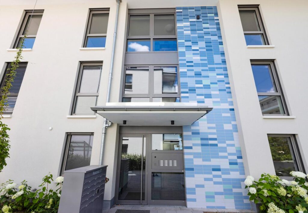 Die Montage der gut 600 Fenster und Fenstertüren machte aufgrund der hohen Schallschutzanforderungen und der Absturzsicherungen für die bodentiefen Elemente den Einsatz leistungsfähiger Befestiger erforderlich.
Bildquelle: SFS