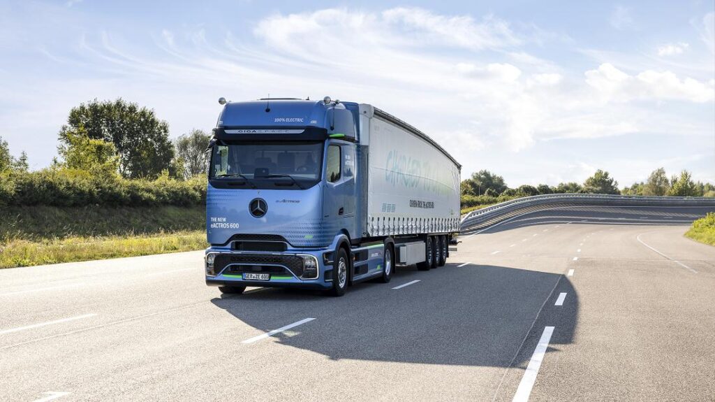 Copyright© Daimler Truck AG
Der batterie-elektrische Mercedes-Benz eActros 600 Fernverkehrs-Lkw ist das IAA Transportation 2024 Highlight von Daimler Truck. 
