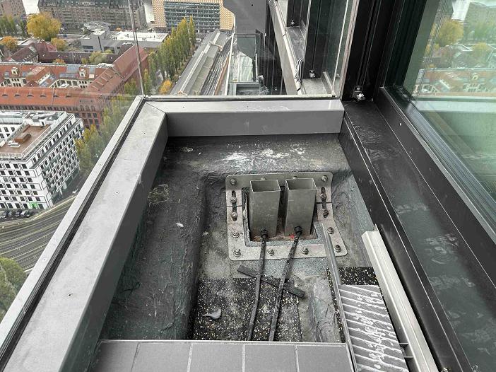 Entwässerung der Terrassen mit konventionellen Abläufen (oben) und Spezialabläufen mit Vierkantrohr. Durch die Retention ist sichergestellt, dass die Entwässerung auch bei Starkregen nicht überlastet wird. Die Niederschläge fließen von den oberen auf die darunterliegenden Terrassen, dort dann unter dem Gehbelag zu Haupt- und Not-(Retentions-)Abfluss am Ende des Balkons.
Bilder: Loro