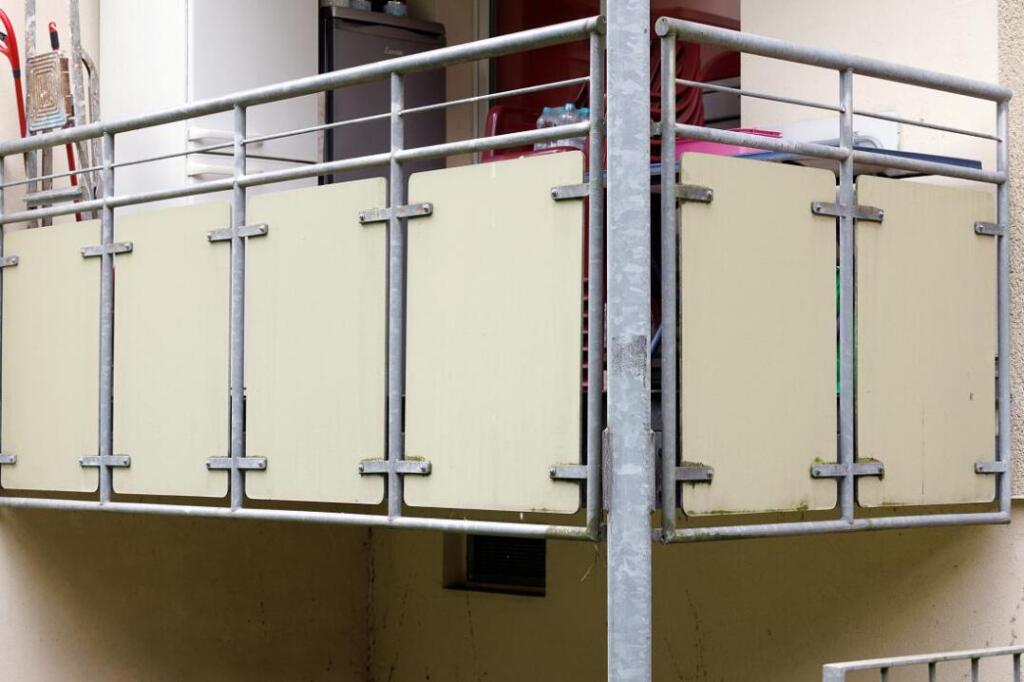 Farbige Platten mit horizontal darüber geführten Streben dienen weiterhin als Brüstung