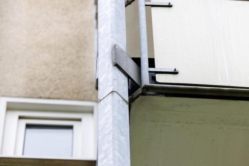 Eckdetail: Am Anschluss Balkon / Träger lag im unsanierten Zustand der Wasserablauf in dem Träger, der heute als Notent-wässerung dient.