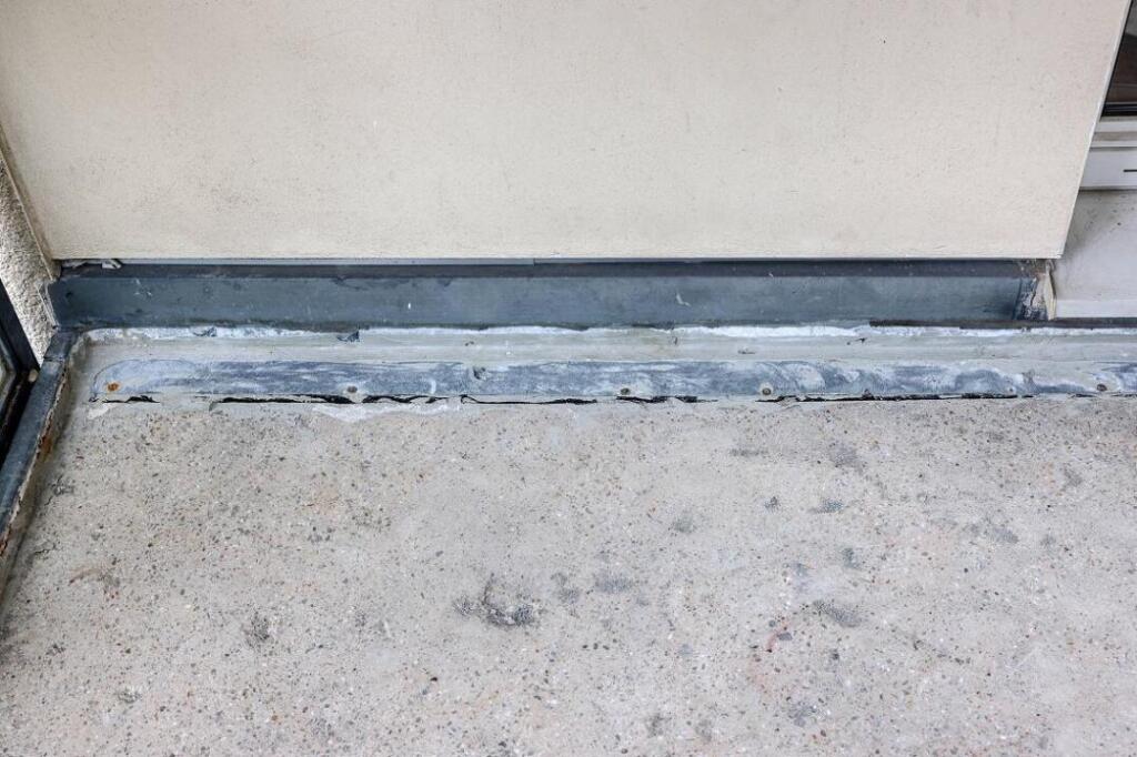 Der schadhafte Boden ist ausgebaut, der An¬schluss an die Außen¬wand vorbereitet.