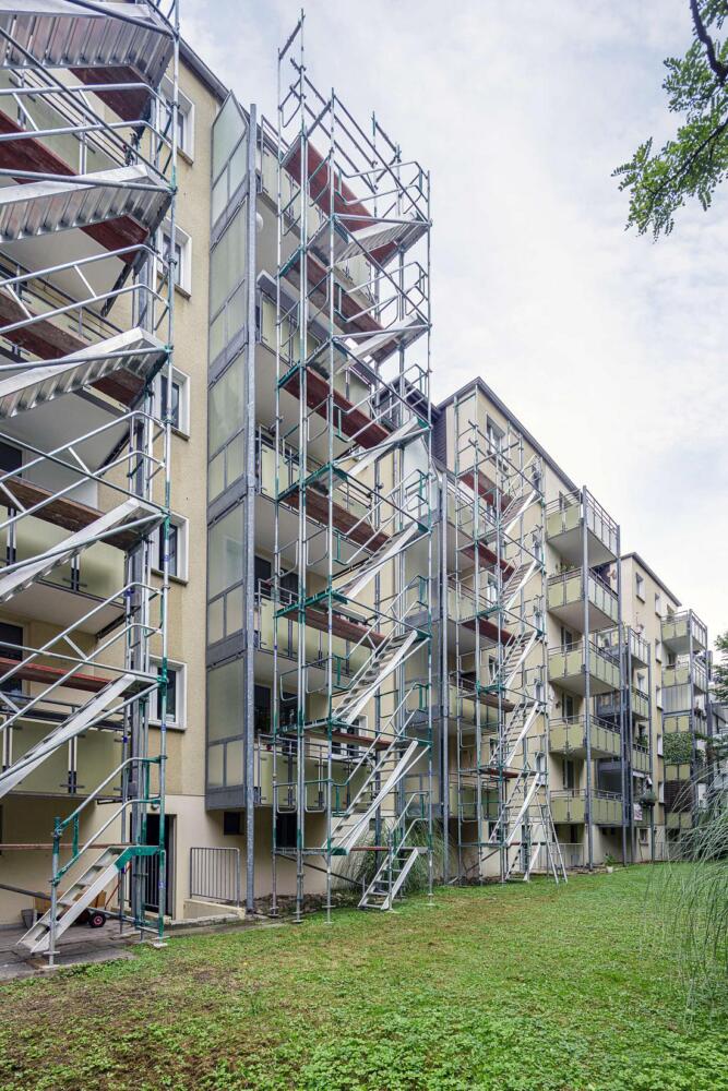  Der schadhafte Boden ist ausgebaut, der Anschluss an die Außenwand vorbereitet., über die volle Höhe parallel.