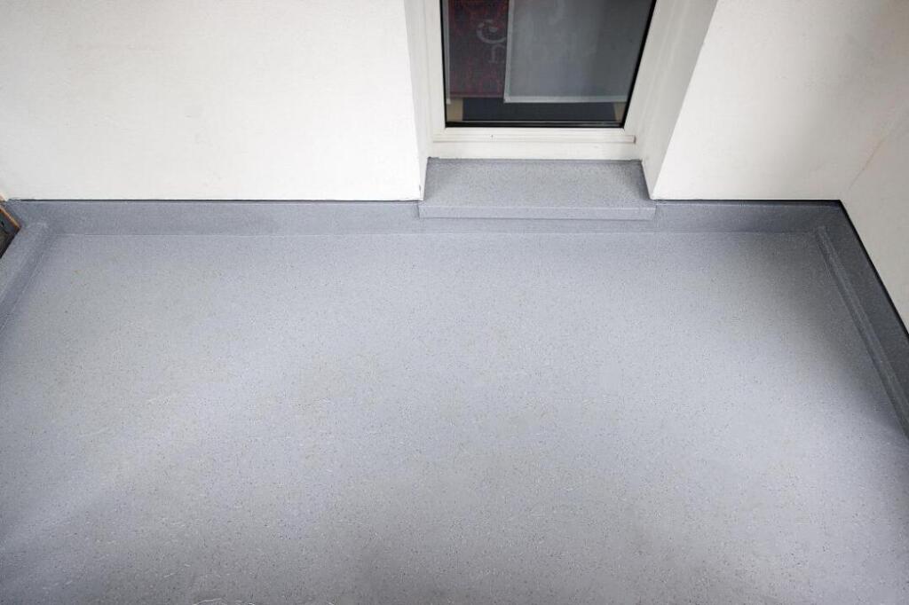 Attraktiver Boden, dauerhaft dicht und mit Gefälle zum Abflusspunkt: Mit einem Kunststoff-Balkonboden sind die Balkone wieder langfristig für die Mieter zu nutzen.